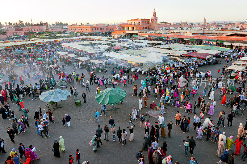 晚上Djemaa El Fna广场e，马拉喀什，摩洛哥